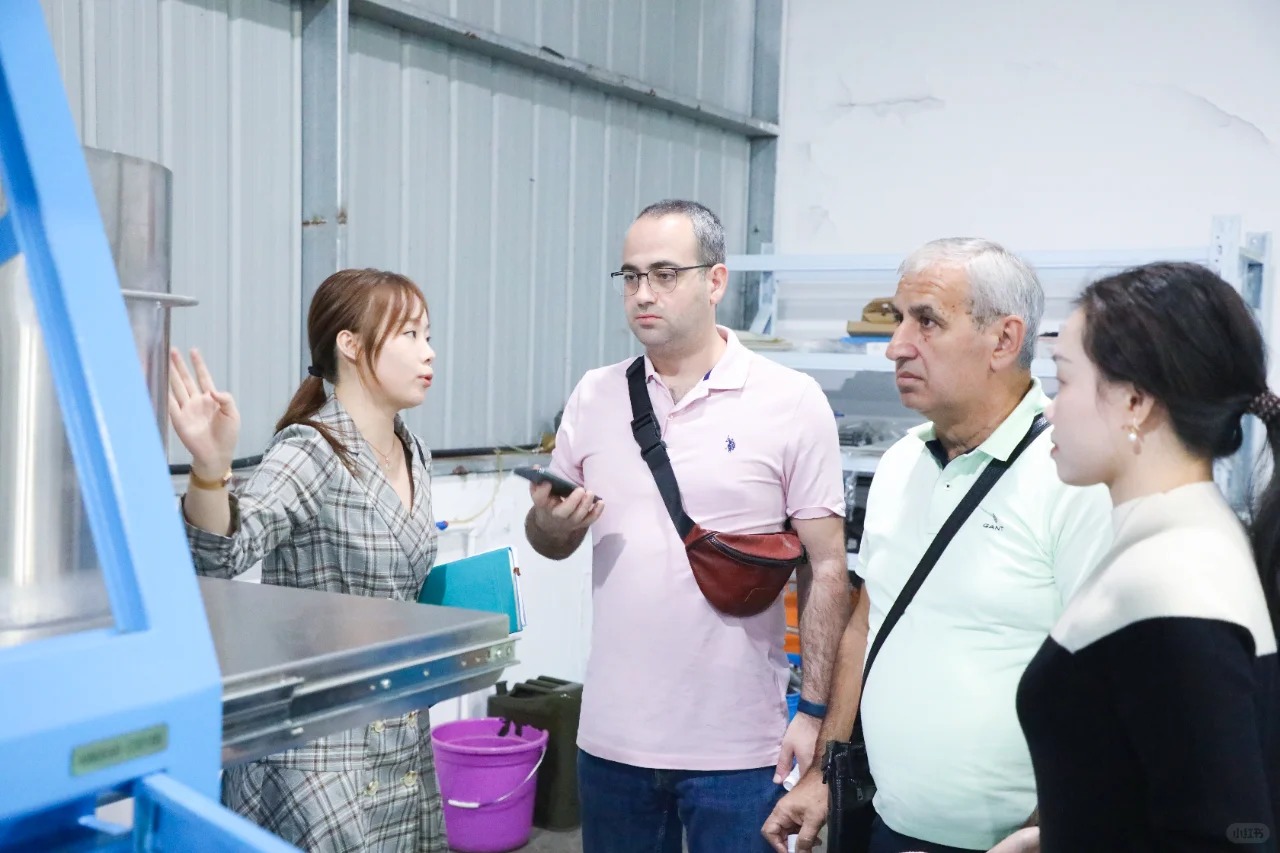 Les clients visitent la LED Light Strip Factory pour explorer de nouvelles opportunités de coopération